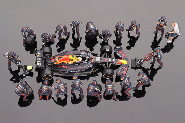 MINI GT 1/64 オラクル レッドブル レーシング RB18 2022 優勝車 #1 アブダビグランプリ Max Verstappen ピットクルーセット (5000セット限定)