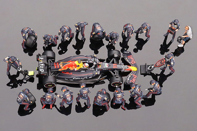 MINI GT 1/64 オラクル レッドブル レーシング RB18 2022 3位入賞車 #11 アブダビグランプリ Sergio Perez ピットクルーセット (5000セット限定)