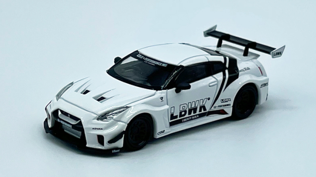 MINI GT 1/64 LB-Silhouette WORKS GT Nissan 35GT-RR バージョン2 LBWK ホワイト(右ハンドル)