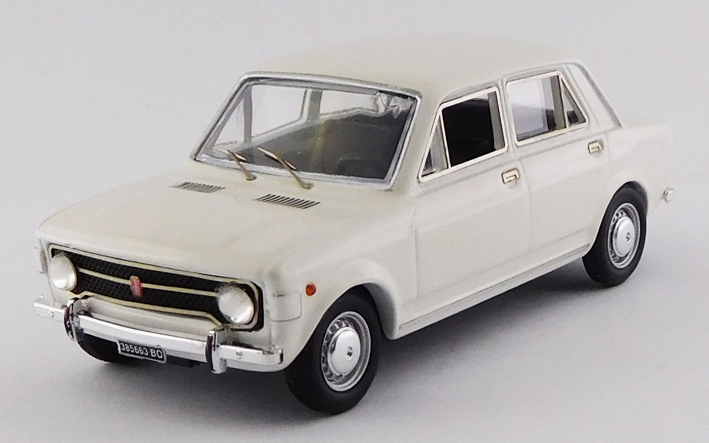 RIO 1/43 フィアット 128 4ドア 1969 ホワイト