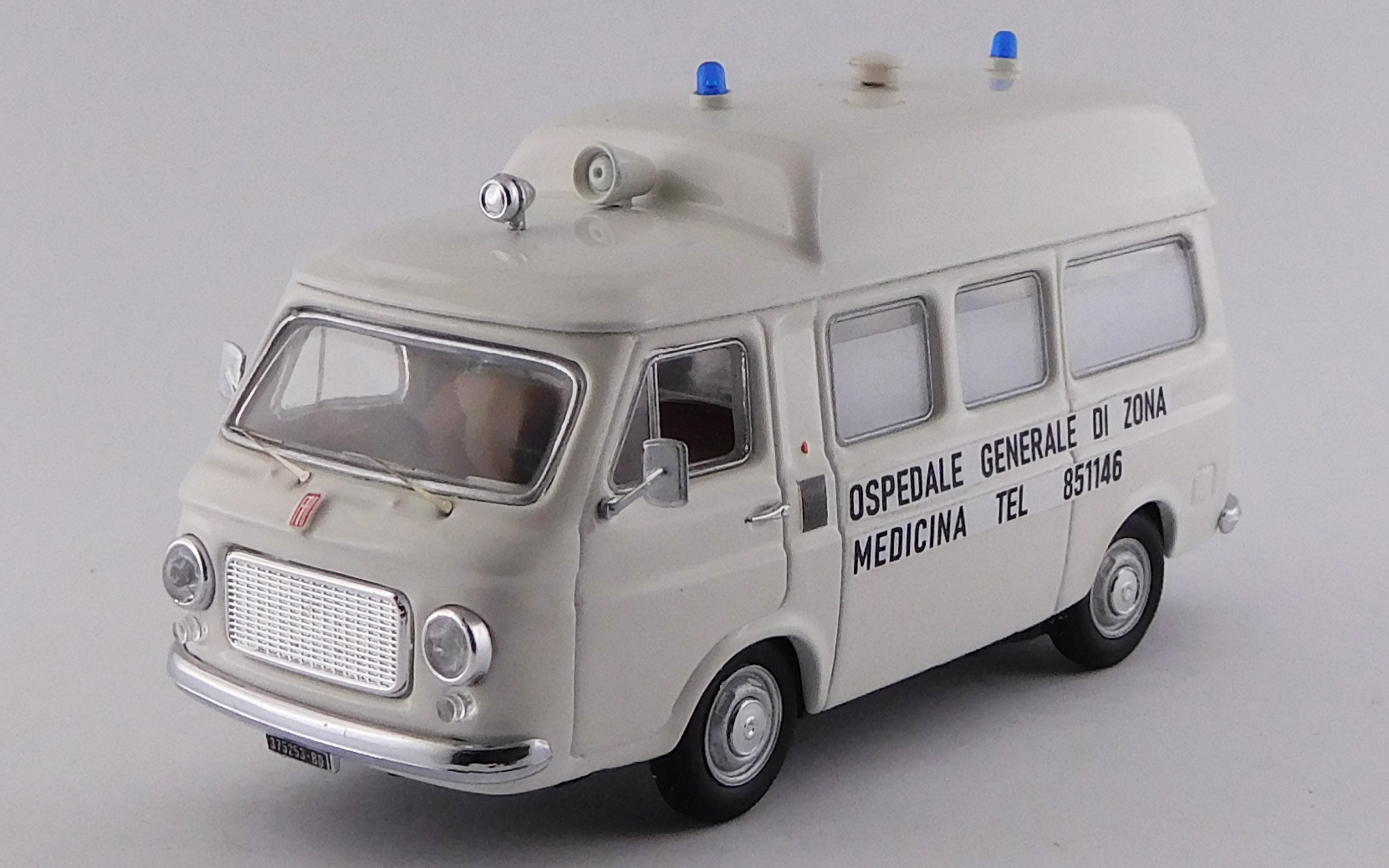 RIO 1/43 フィアット 238 救急車 ボローニャ駅 1980年8月2日10時25分