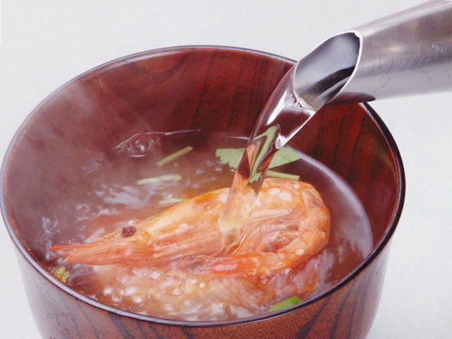 丸ごと甘エビにビックリ!「ずくいらず・甘えび」/601 インスタント味噌汁 甘えび味にお湯を注ぐ