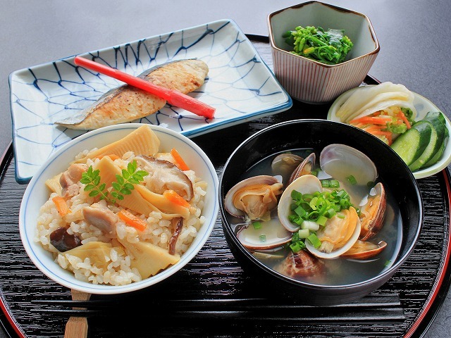 夏キャン!「門前みそ無添加カップ8個詰合せ」 13748 銀鱈 かやくご飯 あさりの味噌汁 すや亀