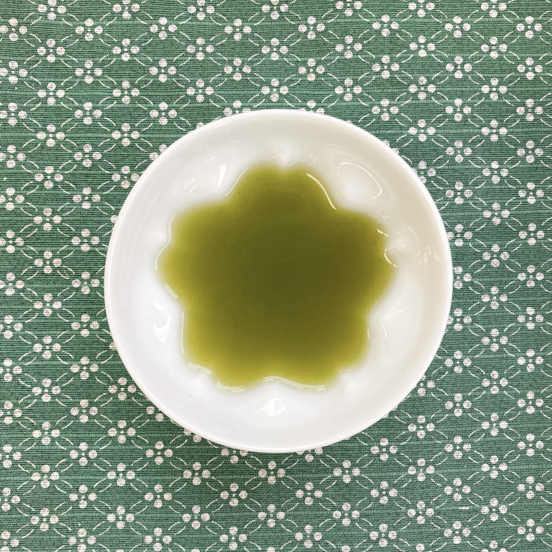 桜が浮かび上がる湯のみ（さくら　湯呑　湯飲み　湯のみ　ゆのみ　カップ　sakura ）