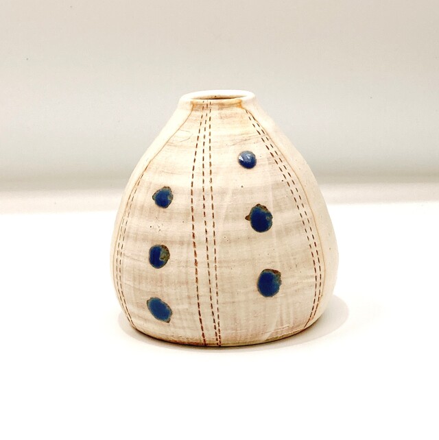 花瓶　花入れ　白地にラインとドット柄