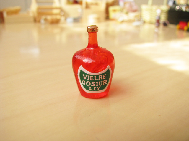 【クリックポスト可】赤のウイスキーボトル　ID51010
