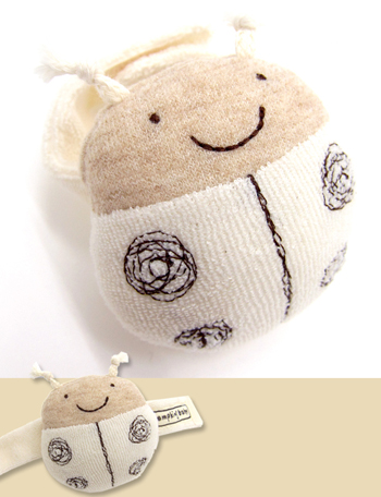 【日本製】オーガニックコットン リストガラガラ てんとうむし POMPKINS 出産祝い