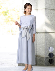 明るく華やかな結婚式 パーティシーンのフォーマルドレス