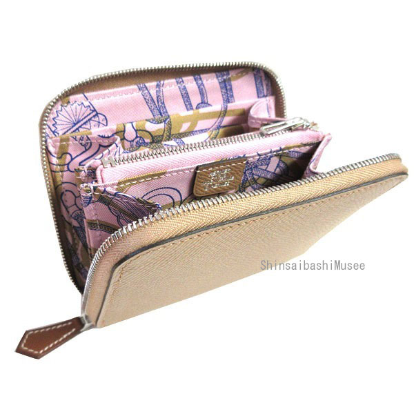 ≪ 新品 ≫ エルメス アザップ シルクイン コンパクト ラウンドファスナー ミニ財布 チャイ モーヴシルベストル " クリケティス " エプソン シルク 100% シルバー金具 HERMES Wallet Azappe Silkin Compact Chai Mauve Sylvestre Cliquetis 箱 リボン ラッピング