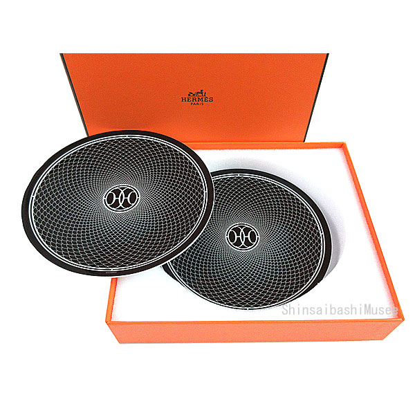 ≪ 新品 ≫ エルメス Hデコ アッシュデコ シリーズ パン プレート 皿 14cm 黒 / 白　ブラック /ホワイト 2個 セット ペア 箱 リボン　ラッピング ≪Brand new≫ HERMES H Deco Plate 14cm pair Bread Plate black / White gift box 