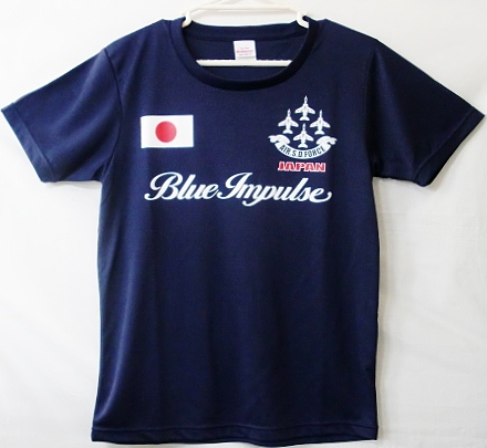 自衛隊　メンズＴシャツ　ブルーインパルスと日章旗　AIR.S.D.FORCE