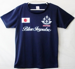 自衛隊　メンズＴシャツ　ブルーインパルスと日章旗　AIR.S.D.FORCE