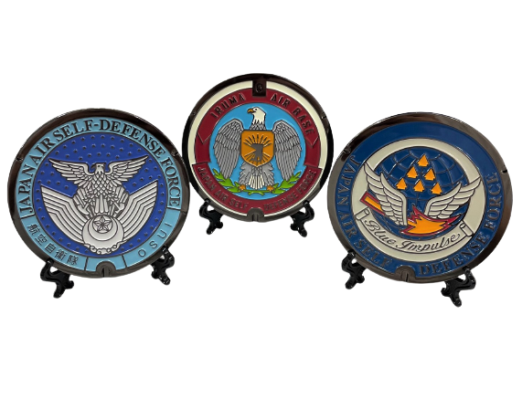 新品公式官給　航空自衛隊　マンホール2個セット　金属製　文鎮　飾り皿 新品公式官給 航空自衛隊 マンホール2個セット 金属製 文鎮 飾り