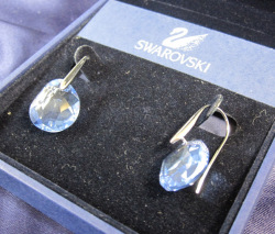 新品 スワロフスキーSwarovski Heap ピアス ブルークリスタル スワロフスキー/きらめくフラワーボールピアス ブルークリスタル