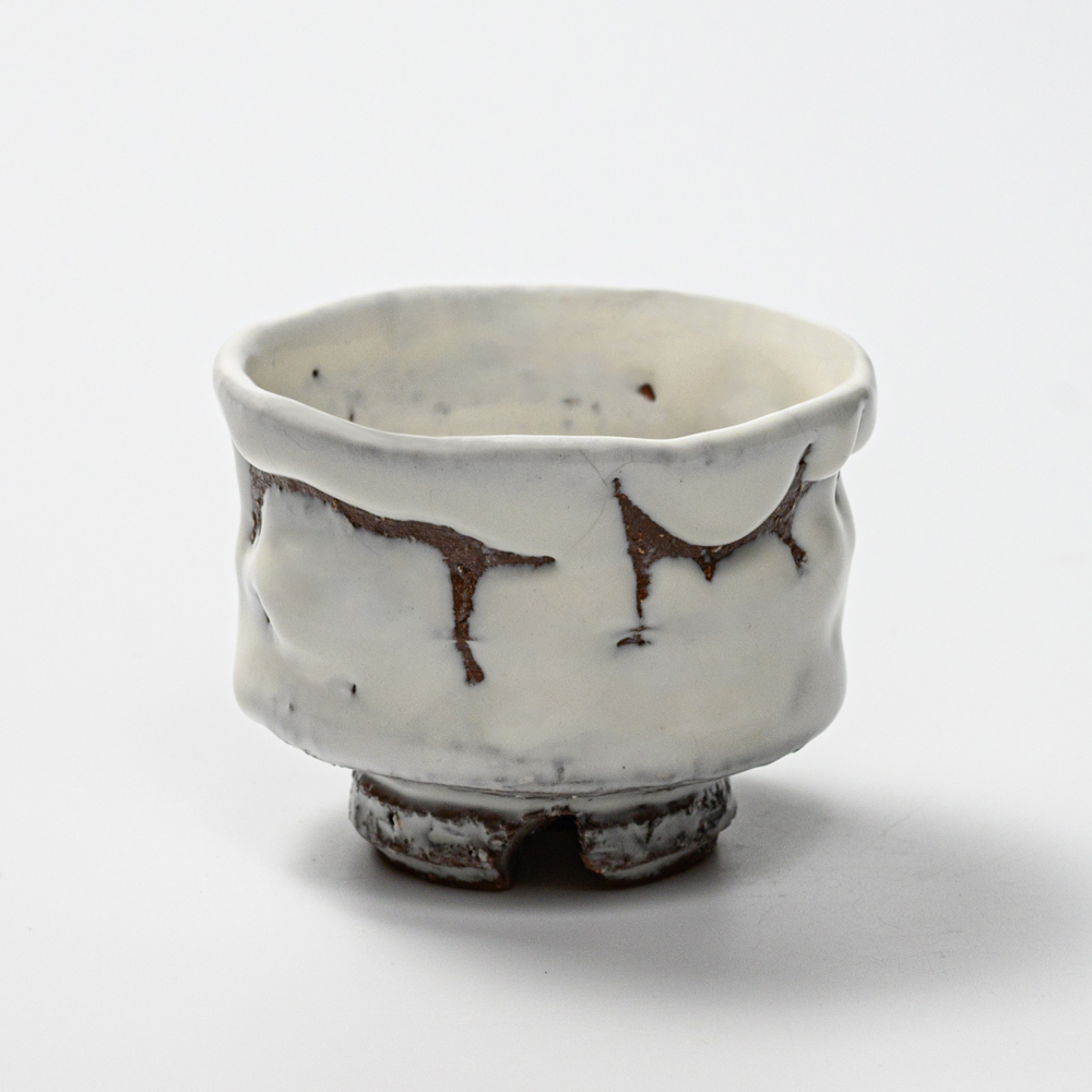 萩焼(伝統的工芸品)ぐい呑鬼白荒松端反割高台No828