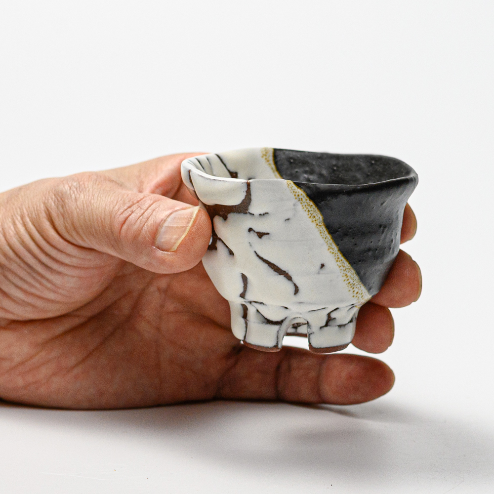 萩焼(伝統的工芸品)ぐい呑掛分け(鬼白松＆黒釉)井戸形猪口No832