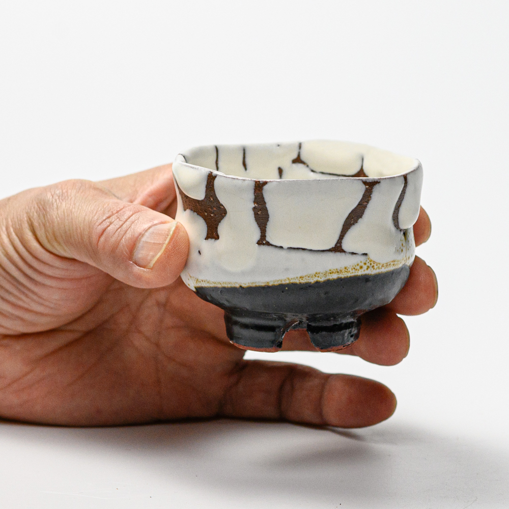 萩焼(伝統的工芸品)ぐい呑掛分け(鬼白松＆黒釉)胴締No834