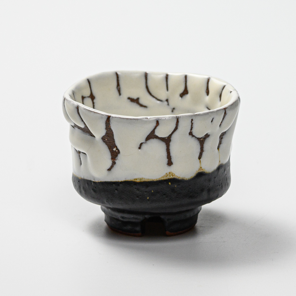 萩焼(伝統的工芸品)ぐい呑掛分け(鬼白松＆黒釉)端反No836