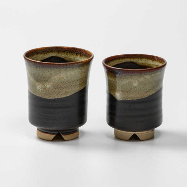 萩焼(伝統的工芸品)湯呑小掛分け(黒釉＆わら)端反