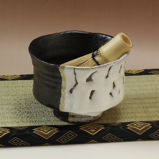 萩焼(伝統的工芸品)抹茶碗上掛分け(鬼白荒梅＆黒釉)端反