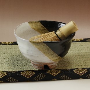 萩焼(伝統的工芸品)抹茶碗上掛分け(鬼白荒梅＆黒釉)碗形猪口