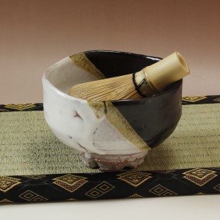 萩焼(伝統的工芸品)抹茶碗上掛分け(鬼白荒梅＆黒釉)碗形