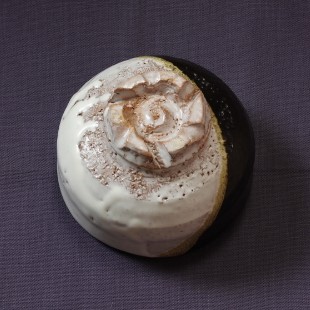 萩焼(伝統的工芸品)抹茶碗上掛分け(鬼白荒梅＆黒釉)碗形