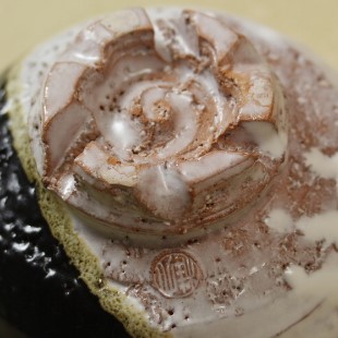 萩焼(伝統的工芸品)抹茶碗上掛分け(鬼白荒梅＆黒釉)碗形