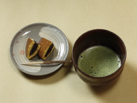 萩焼(伝統的工芸品)抹茶碗特鉄赤釉荒黒刷毛胴締