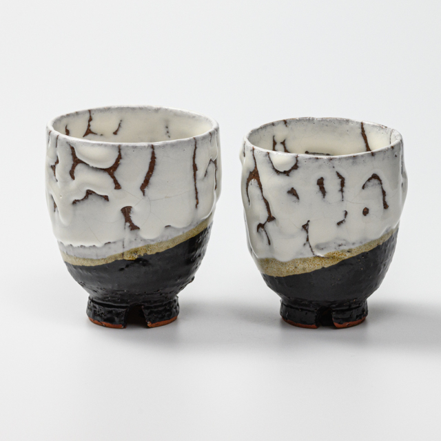 萩焼(伝統的工芸品)湯呑小掛分け(鬼白荒松＆黒釉)呉器ヘラメ