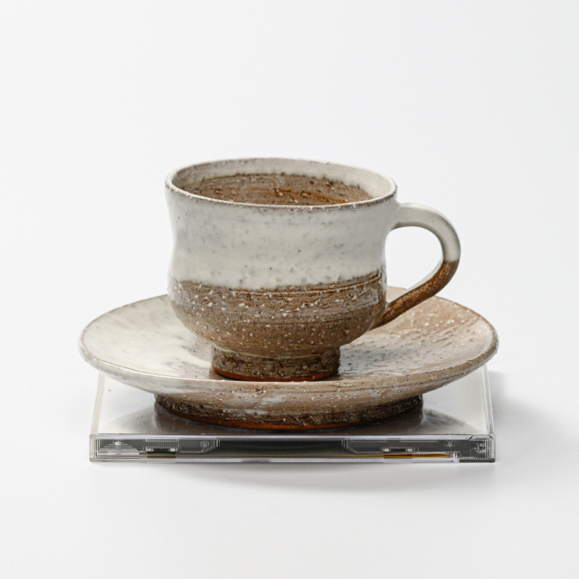 萩焼(伝統的工芸品)カップ＆ソーサ白萩掛分け胴締No529