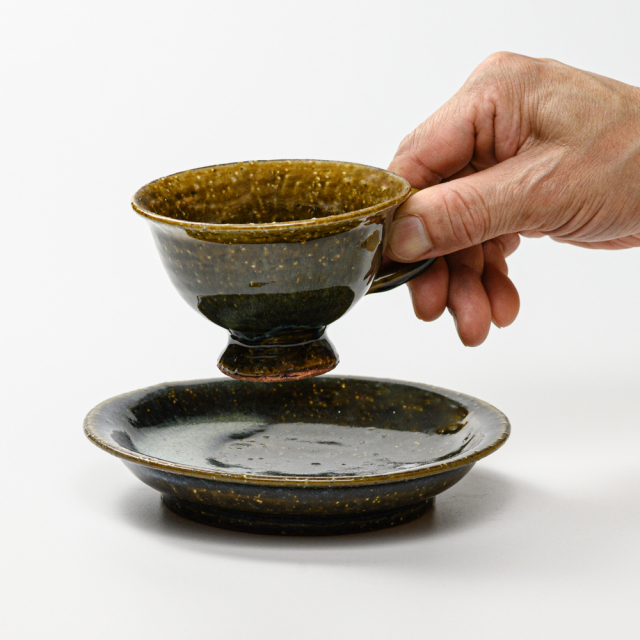 萩焼(伝統的工芸品)カップ＆ソーサ鉄青釉平高付No533