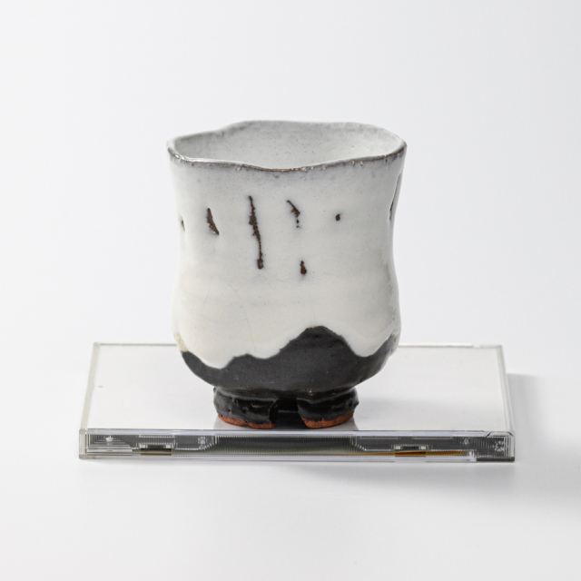 萩焼(伝統的工芸品)湯呑大掛分け(鬼白竹＆黒釉)胴締