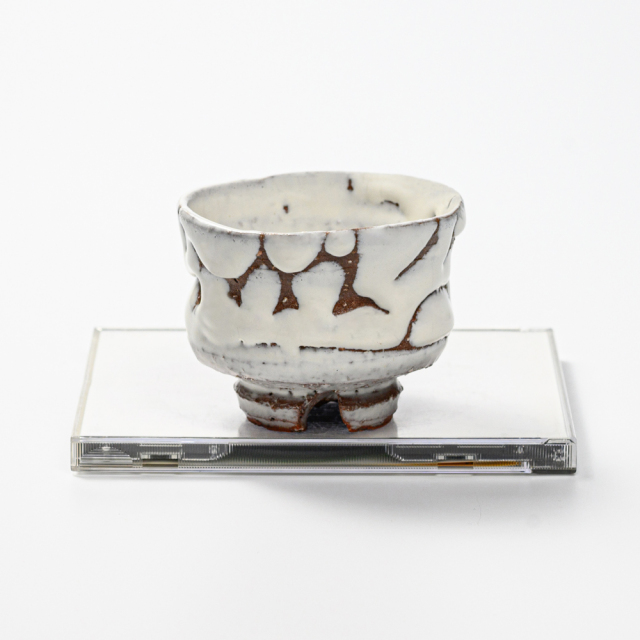 萩焼(伝統的工芸品)ぐい呑鬼白荒松胴締割高台No826