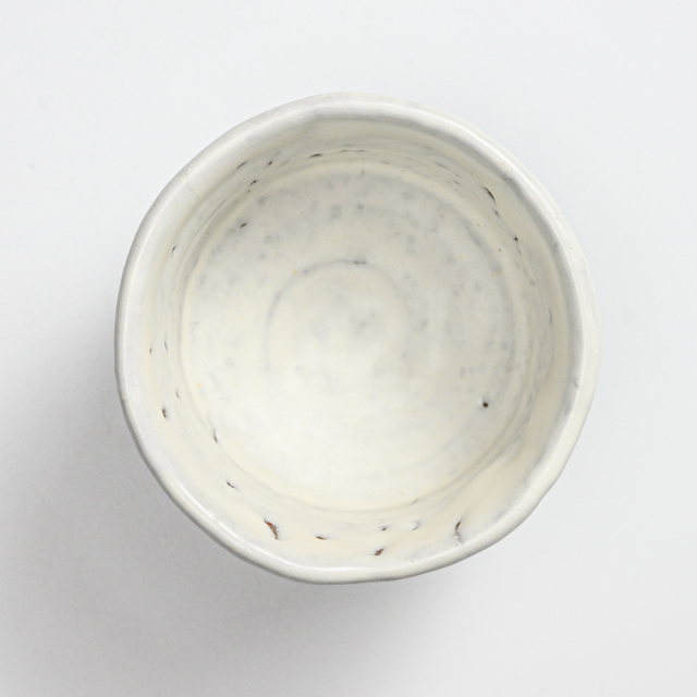 萩焼(伝統的工芸品)ぐい呑鬼白荒松端反割高台No828