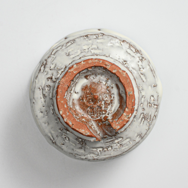 萩焼(伝統的工芸品)ぐい呑鬼白荒松端反割高台No828