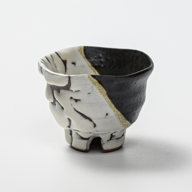 萩焼(伝統的工芸品)ぐい呑掛分け(鬼白松＆黒釉)井戸形猪口No832