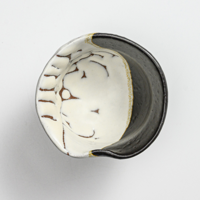 萩焼(伝統的工芸品)ぐい呑掛分け(鬼白松＆黒釉)井戸形猪口No832