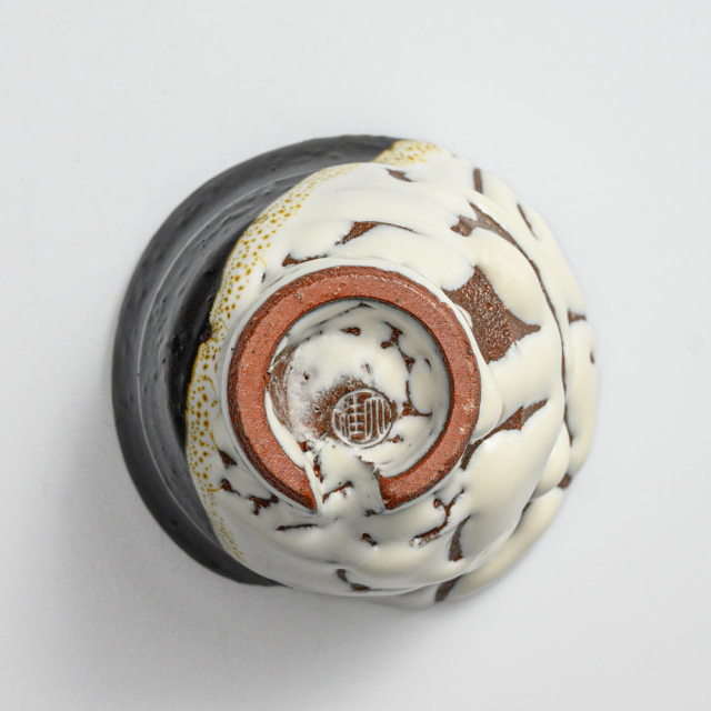 萩焼(伝統的工芸品)ぐい呑掛分け(鬼白松＆黒釉)井戸形猪口No832