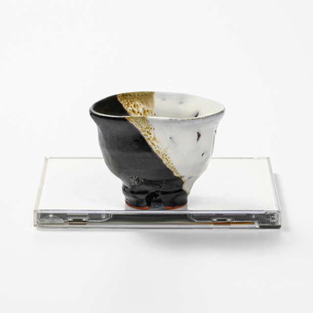 萩焼(伝統的工芸品)ぐい呑掛分け(鬼白竹＆黒釉)井戸形猪口No833