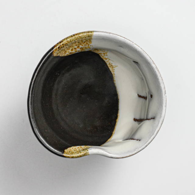 萩焼(伝統的工芸品)ぐい呑掛分け(鬼白竹＆黒釉)井戸形猪口No833