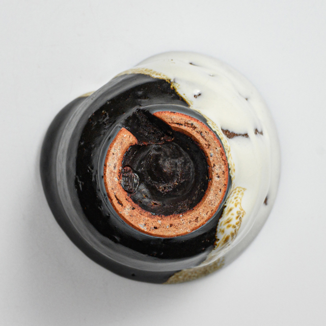 萩焼(伝統的工芸品)ぐい呑掛分け(鬼白竹＆黒釉)井戸形猪口No833