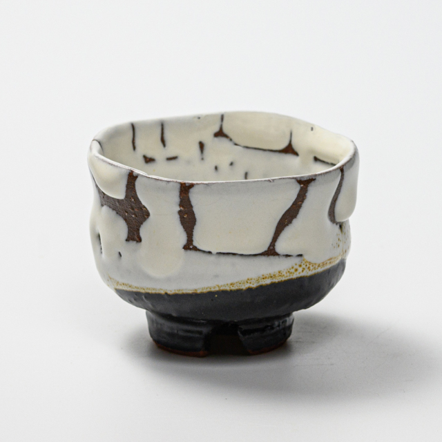 萩焼(伝統的工芸品)ぐい呑掛分け(鬼白松＆黒釉)胴締No834