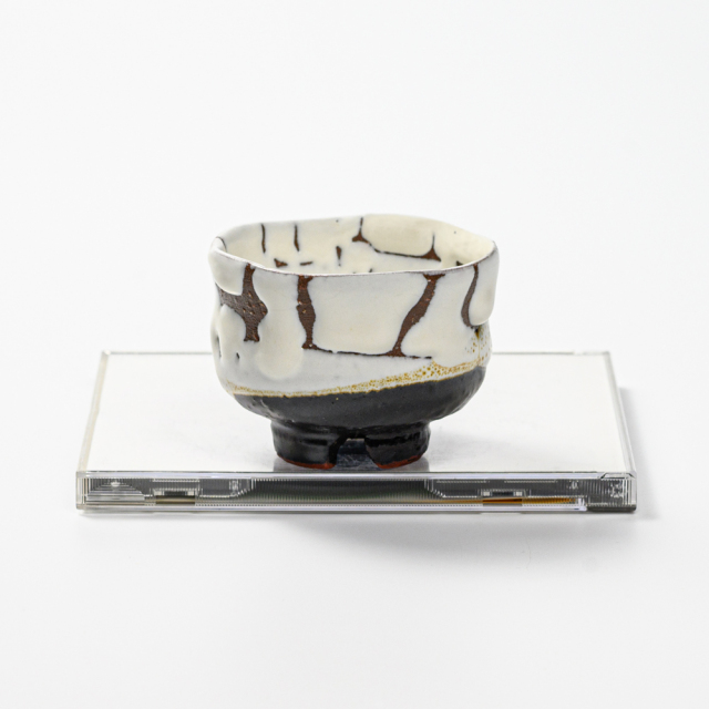 萩焼(伝統的工芸品)ぐい呑掛分け(鬼白松＆黒釉)胴締No834