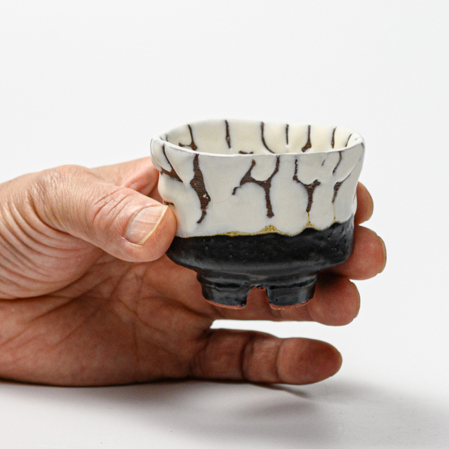 萩焼(伝統的工芸品)ぐい呑掛分け(鬼白松＆黒釉)端反No836