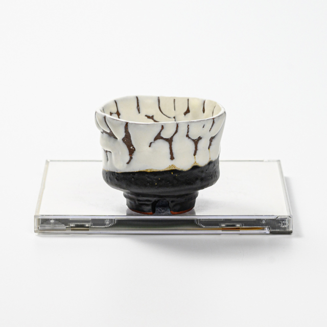 萩焼(伝統的工芸品)ぐい呑掛分け(鬼白松＆黒釉)端反No836