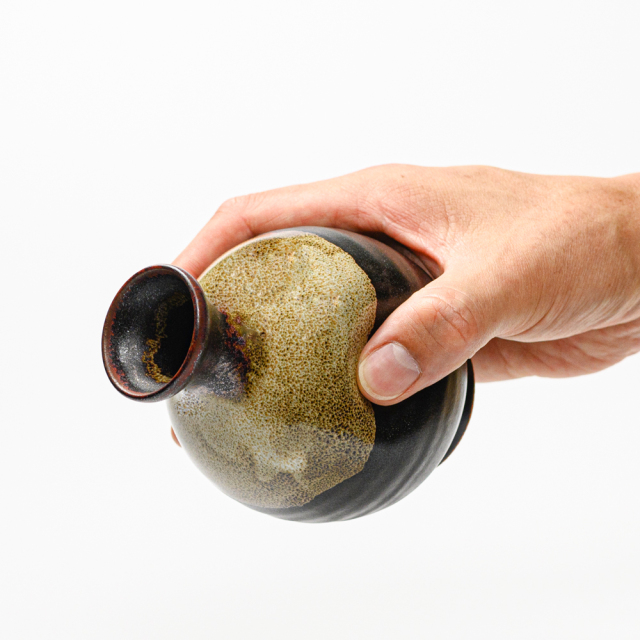 萩焼(伝統的工芸品)徳利掛分け(黒釉＆わら)丸えくぼ