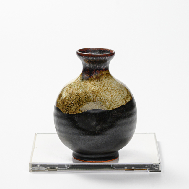 萩焼(伝統的工芸品)徳利掛分け(黒釉＆わら)丸えくぼ