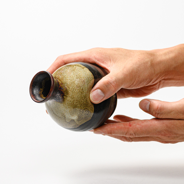 萩焼(伝統的工芸品)徳利掛分け(黒釉＆わら)丸えくぼ