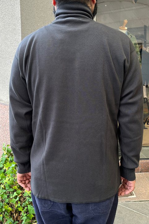 ハイネックシャツ